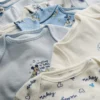 0–36 kk | 7 kpl:n pakkaus Disney-Mickey Mouse -lyhythihaisia bodyja