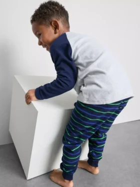 1,5–8 v. | fleece-pyjamat, jossa on dinosauruskuvio