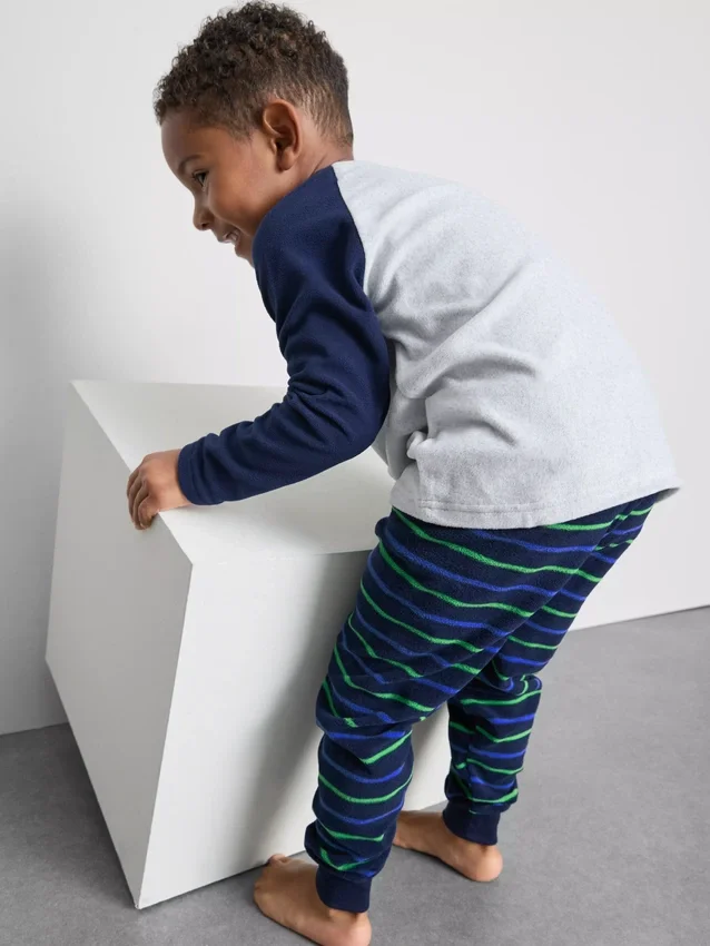 1,5–8 v. | fleece-pyjamat, jossa on dinosauruskuvio