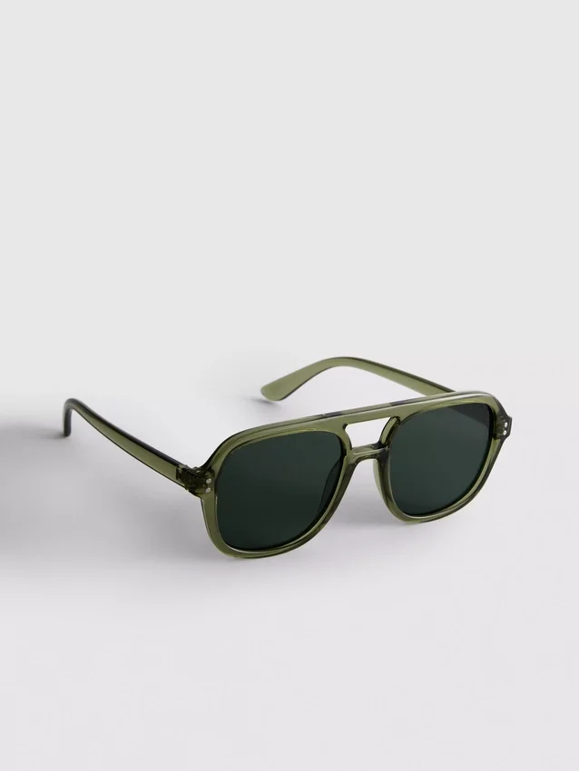 Aviator-tyyliset aurinkolasit