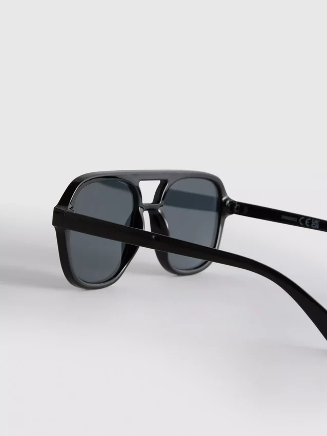 Aviator-tyyliset aurinkolasit