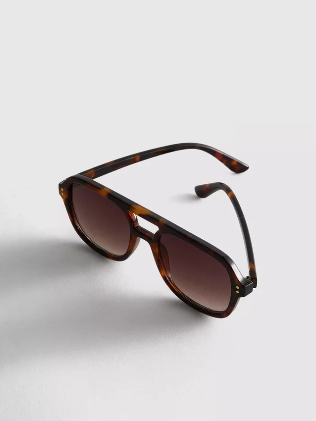 Aviator-tyyliset aurinkolasit
