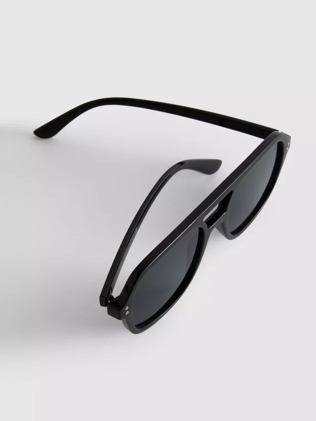 Aviator-tyyliset aurinkolasit