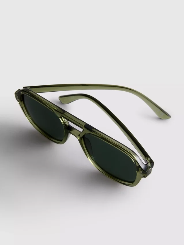 Aviator-tyyliset aurinkolasit