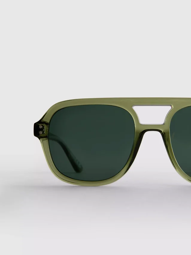 Aviator-tyyliset aurinkolasit