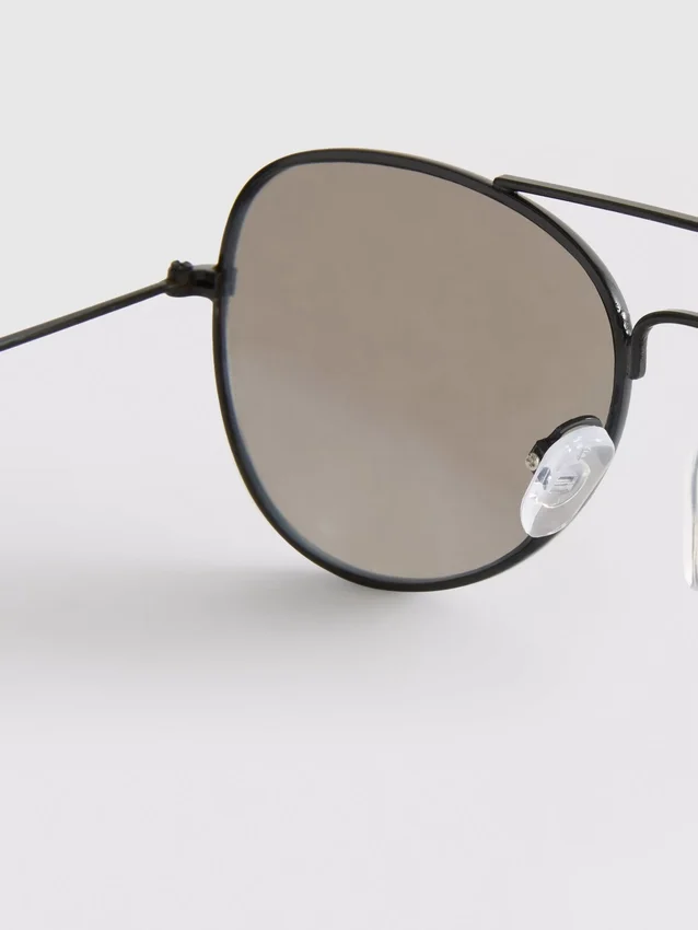 Aviator-tyyliset aurinkolasit