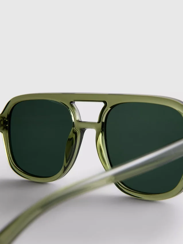 Aviator-tyyliset aurinkolasit