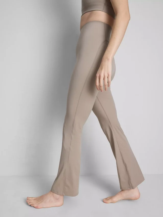 Bodysculpt Performance -leggingsit, levenevät lahkeet
