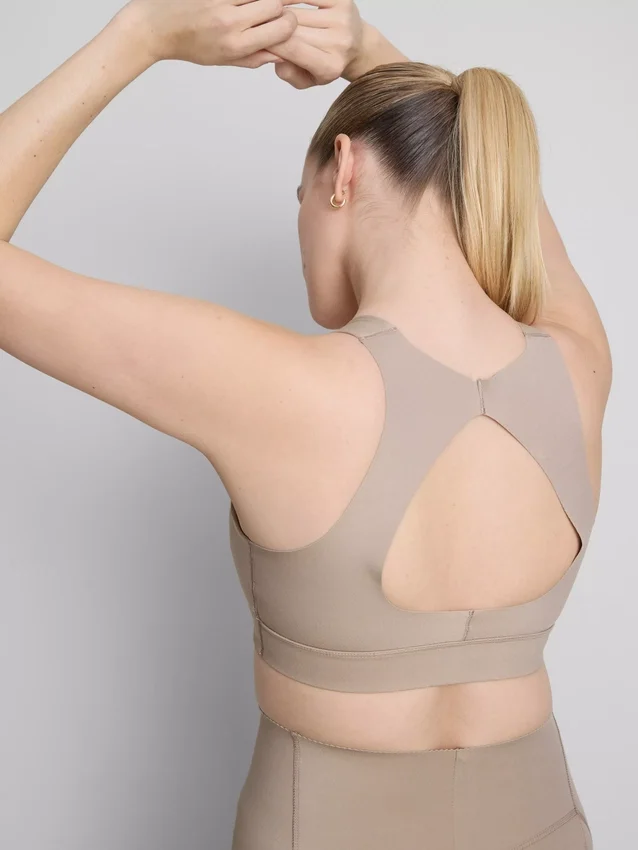 Bodysculpt-urheilupaita, jossa on leikkauksia