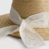 Broderie anglaise -kudottu hattu