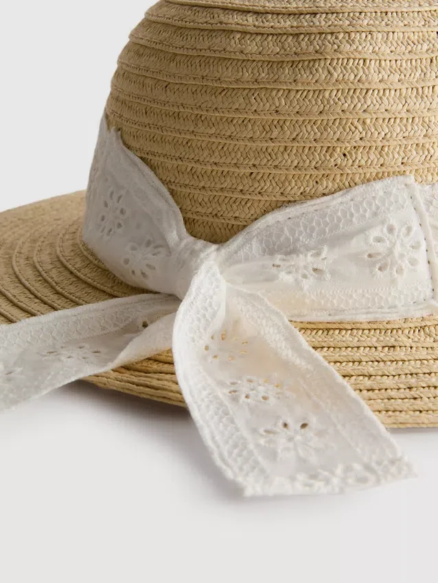 Broderie anglaise -kudottu hattu