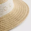 Broderie anglaise -kudottu hattu