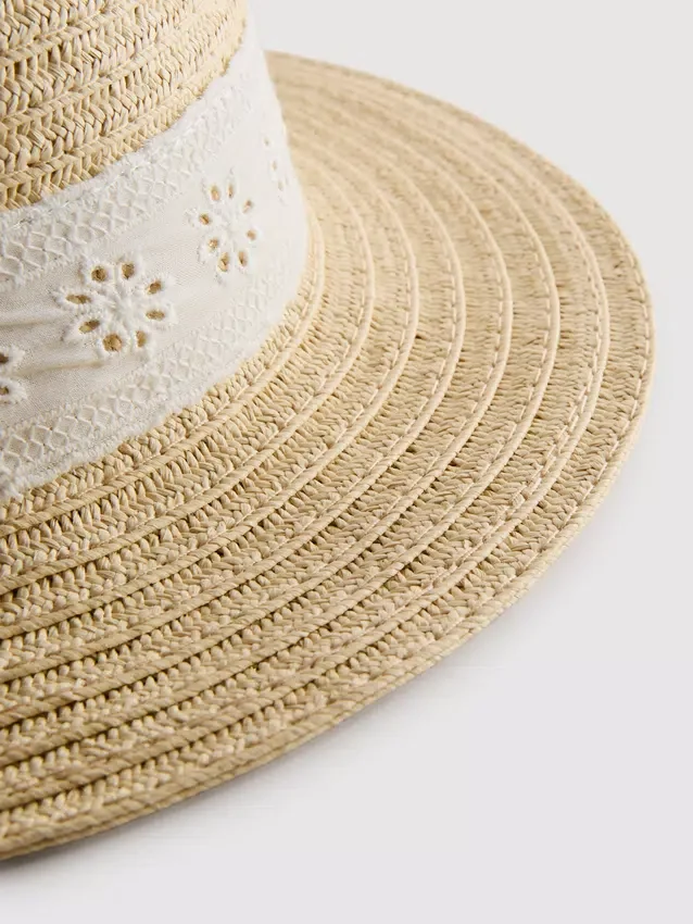Broderie anglaise -kudottu hattu