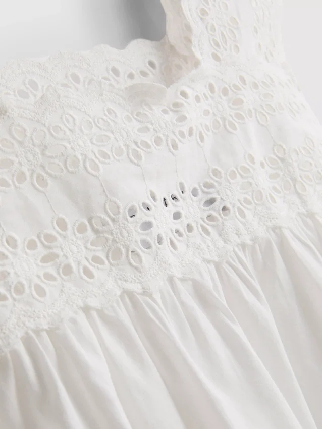 Broderie-koristeinen tankkitoppi