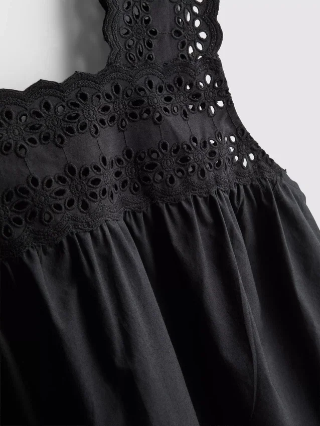 Broderie-koristeinen tankkitoppi