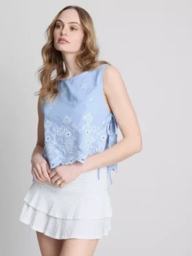 Broderie-koristeltu sivusidottava toppi