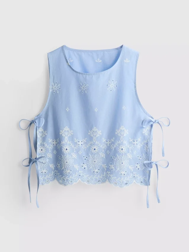Broderie-koristeltu sivusidottava toppi