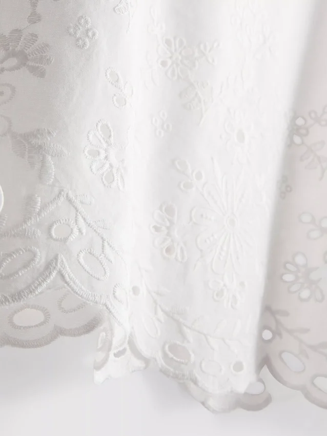 Broderie-koristeltu sivusidottava toppi