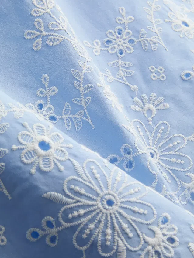 Broderie-koristeltu sivusidottava toppi