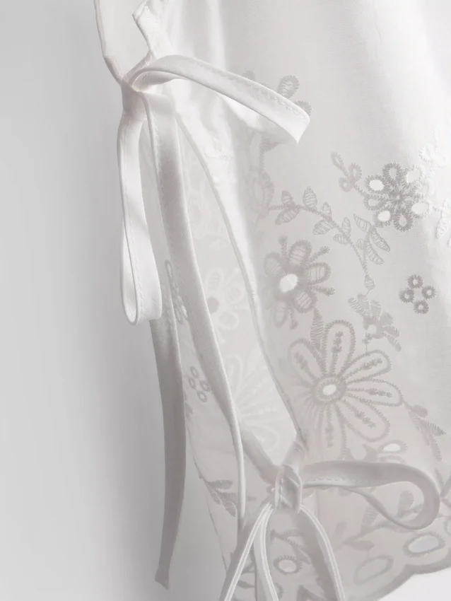 Broderie-koristeltu sivusidottava toppi