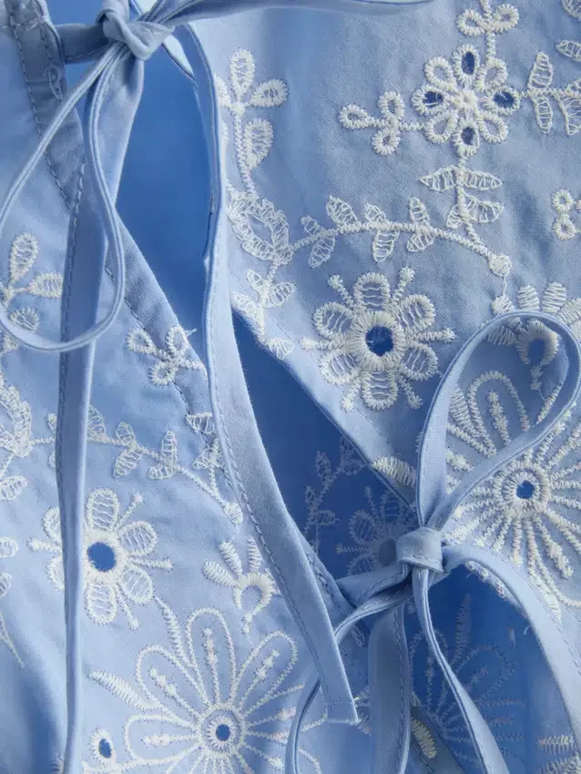 Broderie-koristeltu sivusidottava toppi