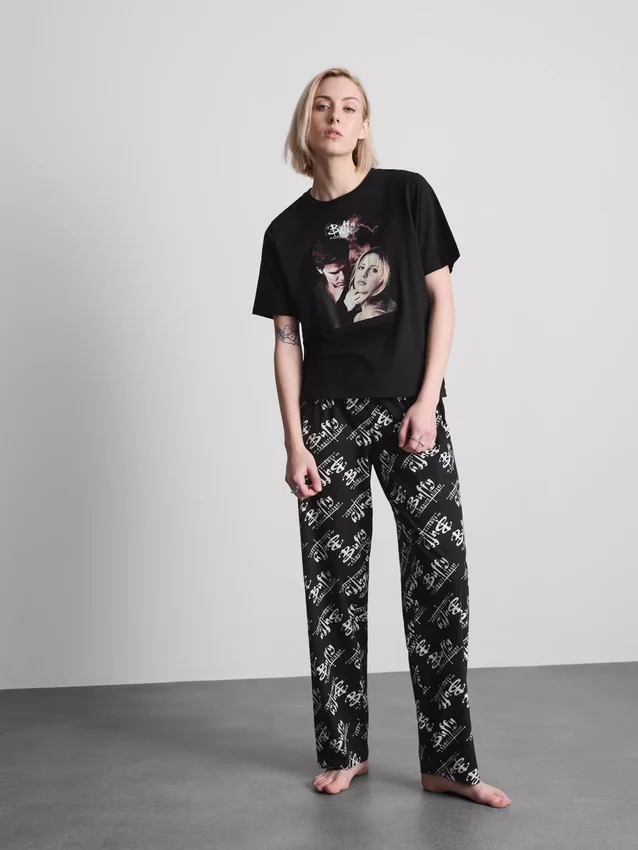 Buffy, vampyyrintappaja -kuvioiset pyjamat
