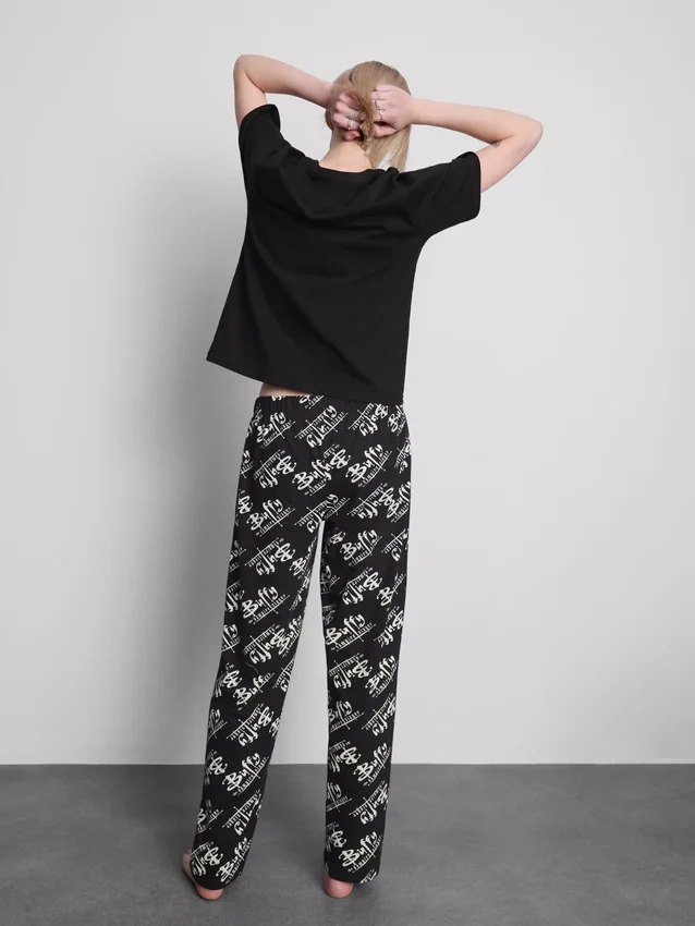 Buffy, vampyyrintappaja -kuvioiset pyjamat