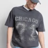 Chicago-kuvioinen V-kaula-T-paita