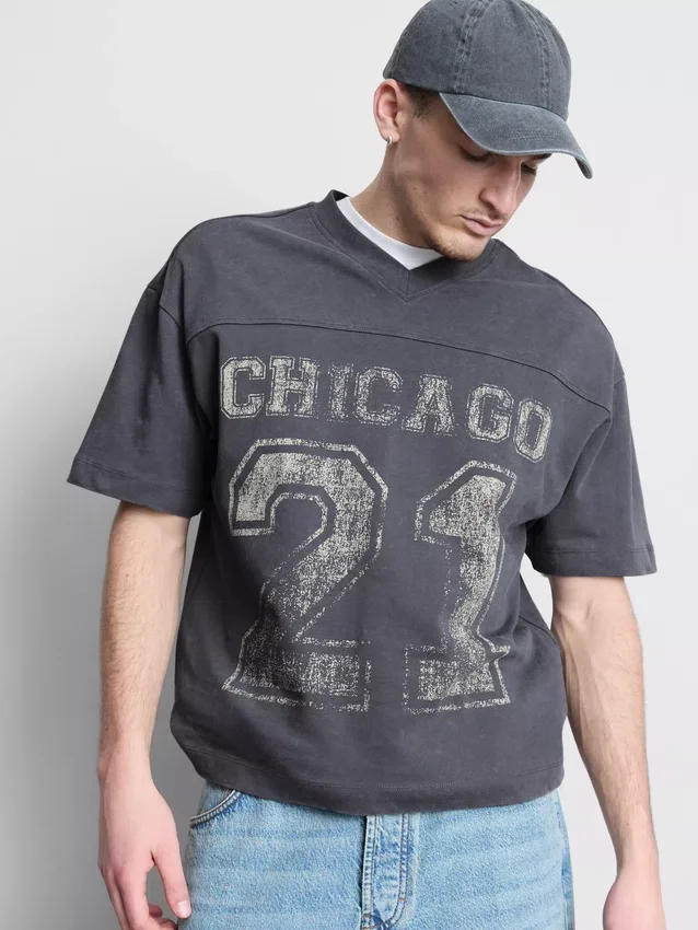 Chicago-kuvioinen V-kaula-T-paita