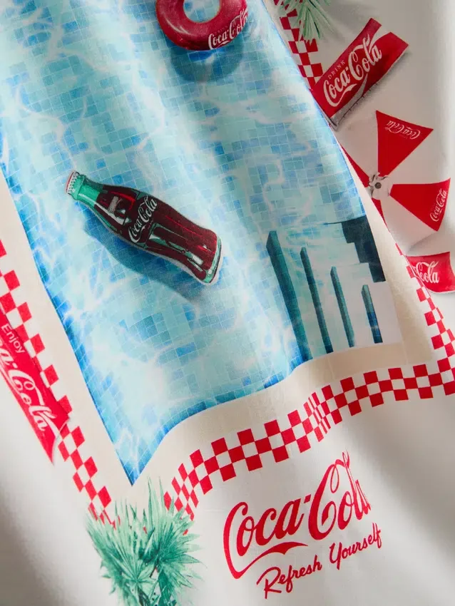 Coca-Cola-lyhythihainen paita