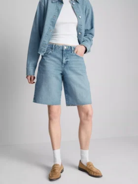 Denim-bermudashortsit, joissa on leikkaamaton helma