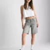 Denim-bermudashortsit, joissa on leikkaamaton helma