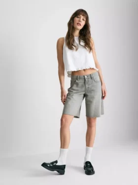Denim-bermudashortsit, joissa on leikkaamaton helma