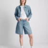 Denim-bermudashortsit, joissa on leikkaamaton helma
