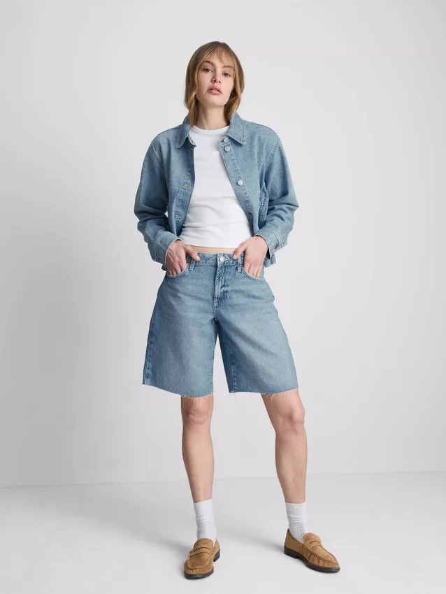 Denim-bermudashortsit, joissa on leikkaamaton helma