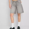 Denim-bermudashortsit, joissa on leikkaamaton helma