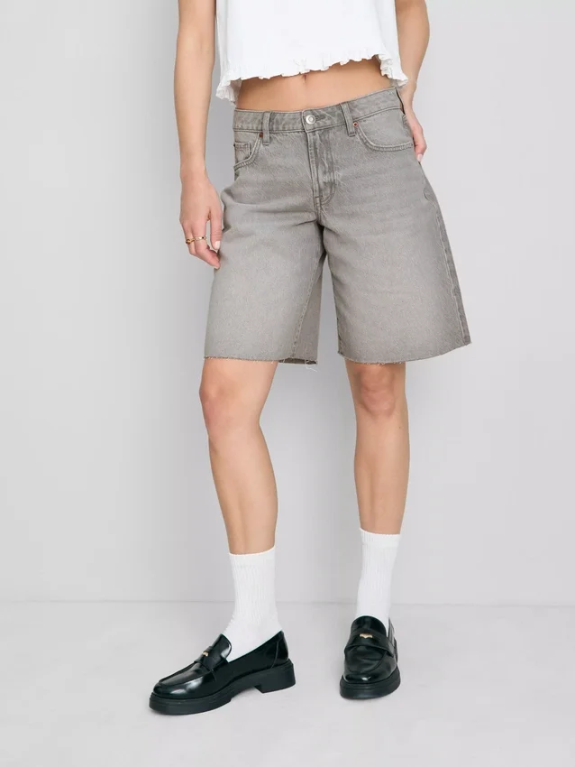 Denim-bermudashortsit, joissa on leikkaamaton helma