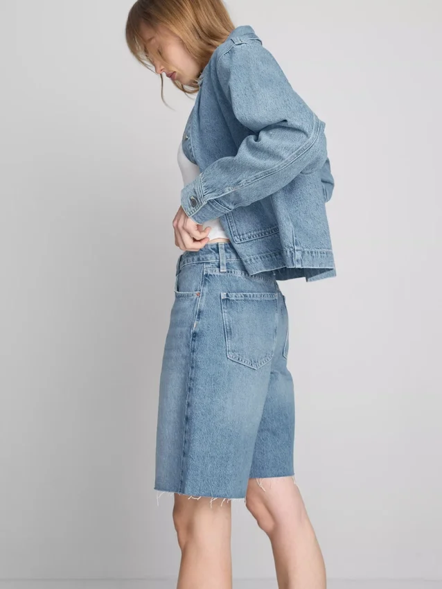 Denim-bermudashortsit, joissa on leikkaamaton helma