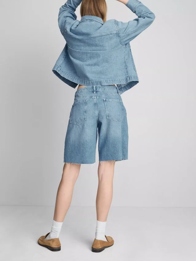 Denim-bermudashortsit, joissa on leikkaamaton helma