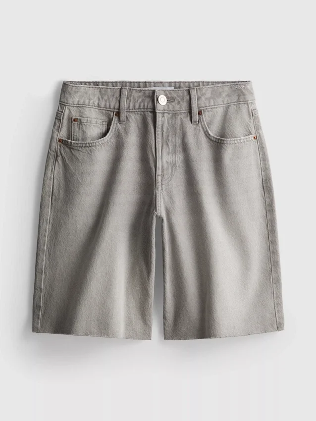Denim-bermudashortsit, joissa on leikkaamaton helma