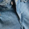 Denim-bermudashortsit, joissa on leikkaamaton helma