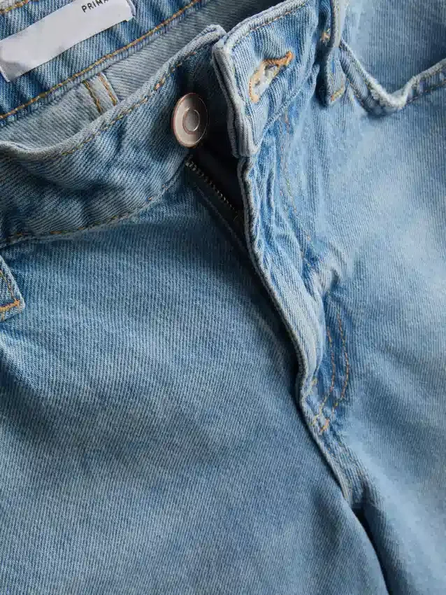 Denim-bermudashortsit, joissa on leikkaamaton helma