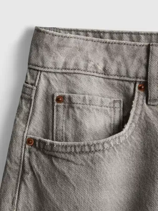 Denim-bermudashortsit, joissa on leikkaamaton helma