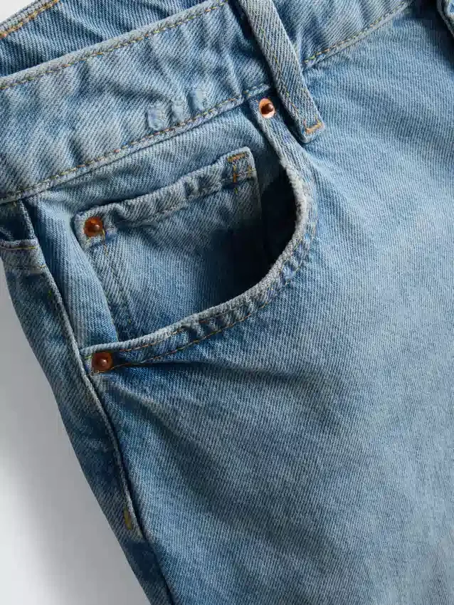 Denim-bermudashortsit, joissa on leikkaamaton helma