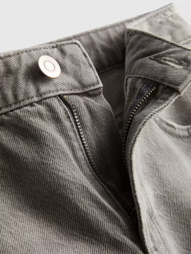 Denim-bermudashortsit, joissa on leikkaamaton helma