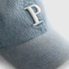 Denim-lippalakki, jossa on nimikirjaimet
