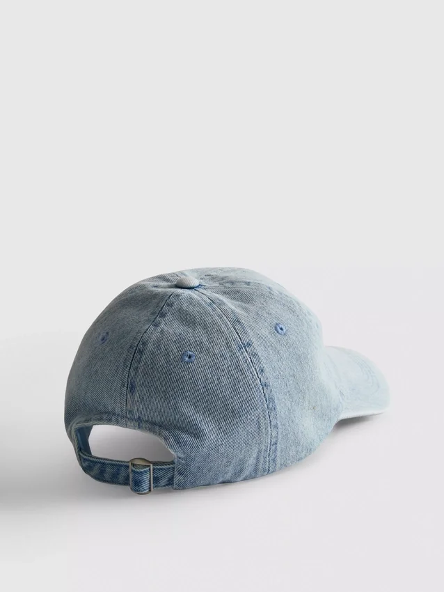 Denim-lippalakki, jossa on nimikirjaimet