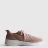Diamanttiyksityiskohdilla varustetut slip-on-tennarit