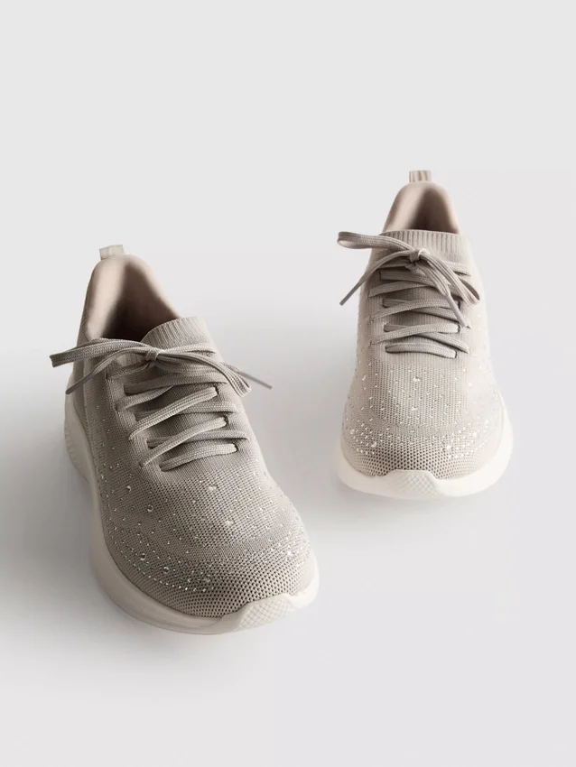 Diamanttiyksityiskohdilla varustetut slip-on-tennarit
