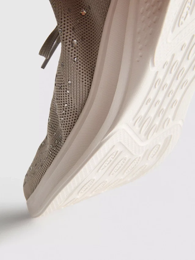 Diamanttiyksityiskohdilla varustetut slip-on-tennarit